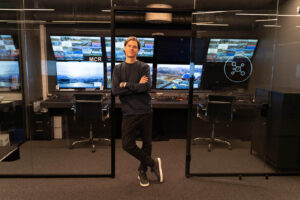 Alle programmer fjernproduseres fra hovedkontoret i Oslo. Her er Pål Andreas Gjersøe avbildet i front av kanalens kontrollrom. 